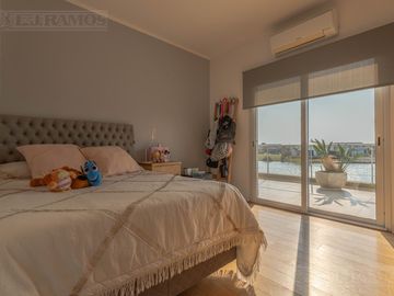 Casa 5 ambientes en  El Cantón Islas a laguna -  MB