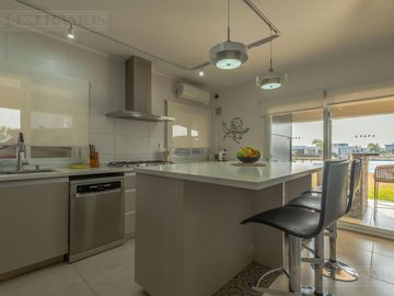 Casa 5 ambientes en  El Cantón Islas a laguna -  MB