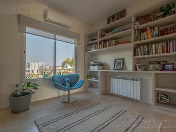 Casa 5 ambientes en  El Cantón Islas a laguna -  MB