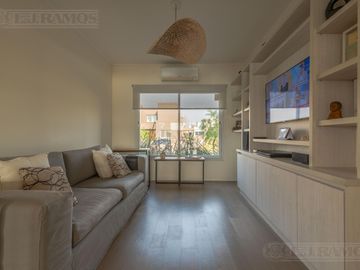 Casa 5 ambientes en  El Cantón Islas a laguna -  MB