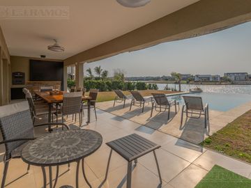 Casa 5 ambientes en  El Cantón Islas a laguna -  MB