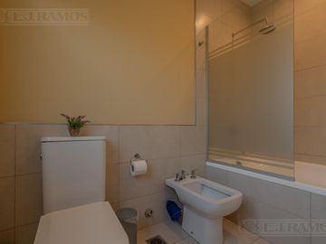 Casa 5 ambientes en  El Cantón Islas a laguna -  MB