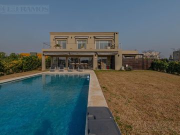 Casa 5 ambientes en  El Cantón Islas a laguna -  MB