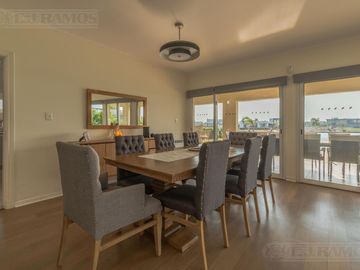Casa 5 ambientes en  El Cantón Islas a laguna -  MB