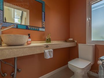 Casa 5 ambientes en  El Cantón Islas a laguna -  MB