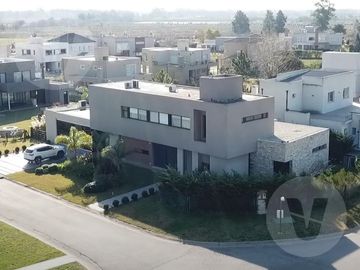 Casa en venta - Barrio Don Joaquin,  Canning