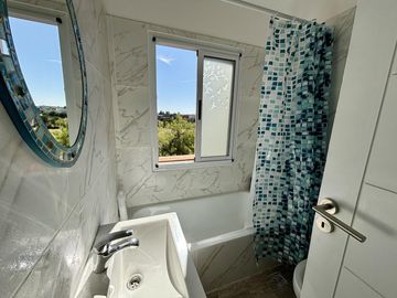 VENTA CASA 5 AMBIENTES SAN SEBASTIAN EN 2 PLANTAS A LA LAGUNA