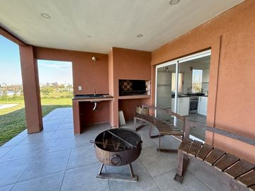 VENTA CASA 5 AMBIENTES SAN SEBASTIAN EN 2 PLANTAS A LA LAGUNA