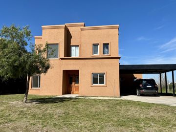 VENTA CASA 5 AMBIENTES SAN SEBASTIAN EN 2 PLANTAS A LA LAGUNA