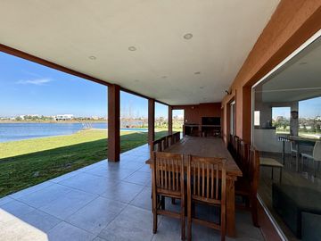 VENTA CASA 5 AMBIENTES SAN SEBASTIAN EN 2 PLANTAS A LA LAGUNA