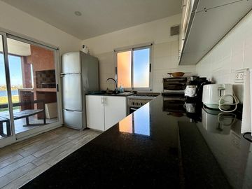 VENTA CASA 5 AMBIENTES SAN SEBASTIAN EN 2 PLANTAS A LA LAGUNA