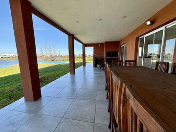 VENTA CASA 5 AMBIENTES SAN SEBASTIAN EN 2 PLANTAS A LA LAGUNA