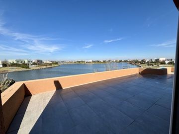 VENTA CASA 5 AMBIENTES SAN SEBASTIAN EN 2 PLANTAS A LA LAGUNA