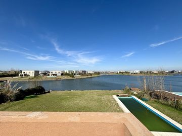 VENTA CASA 5 AMBIENTES SAN SEBASTIAN EN 2 PLANTAS A LA LAGUNA
