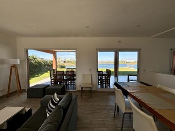 VENTA CASA 5 AMBIENTES SAN SEBASTIAN EN 2 PLANTAS A LA LAGUNA