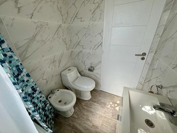 VENTA CASA 5 AMBIENTES SAN SEBASTIAN EN 2 PLANTAS A LA LAGUNA