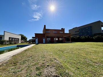 VENTA CASA 5 AMBIENTES SAN SEBASTIAN EN 2 PLANTAS A LA LAGUNA