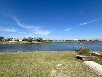 VENTA CASA 5 AMBIENTES SAN SEBASTIAN EN 2 PLANTAS A LA LAGUNA