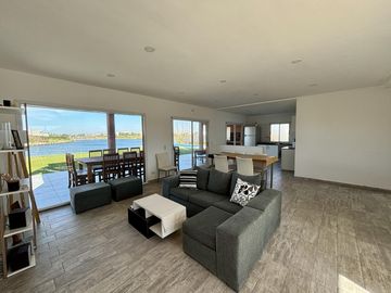 VENTA CASA 5 AMBIENTES SAN SEBASTIAN EN 2 PLANTAS A LA LAGUNA
