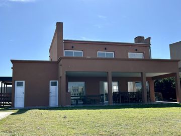 VENTA CASA 5 AMBIENTES SAN SEBASTIAN EN 2 PLANTAS A LA LAGUNA