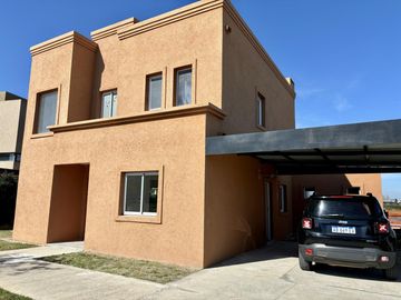 VENTA CASA 5 AMBIENTES SAN SEBASTIAN EN 2 PLANTAS A LA LAGUNA
