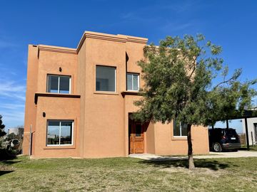VENTA CASA 5 AMBIENTES SAN SEBASTIAN EN 2 PLANTAS A LA LAGUNA