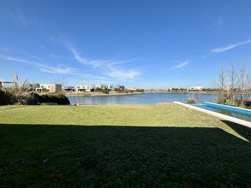 VENTA CASA 5 AMBIENTES SAN SEBASTIAN EN 2 PLANTAS A LA LAGUNA