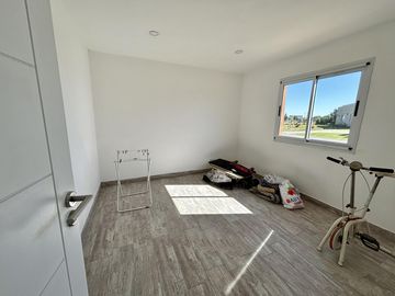VENTA CASA 5 AMBIENTES SAN SEBASTIAN EN 2 PLANTAS A LA LAGUNA