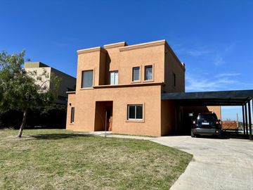 VENTA CASA 5 AMBIENTES SAN SEBASTIAN EN 2 PLANTAS A LA LAGUNA