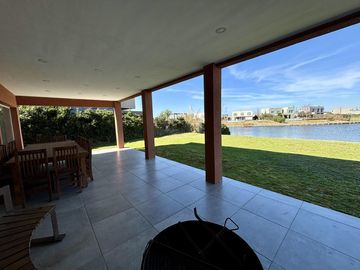 VENTA CASA 5 AMBIENTES SAN SEBASTIAN EN 2 PLANTAS A LA LAGUNA