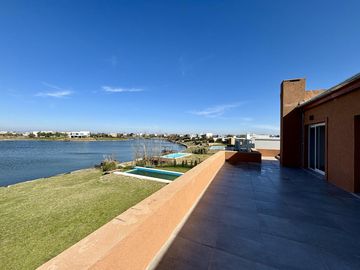 VENTA CASA 5 AMBIENTES SAN SEBASTIAN EN 2 PLANTAS A LA LAGUNA