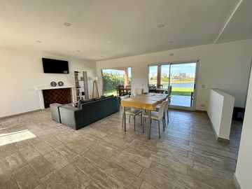 VENTA CASA 5 AMBIENTES SAN SEBASTIAN EN 2 PLANTAS A LA LAGUNA