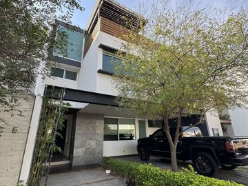 CASA EN VENTA EN COTO VILLA LA CIMA CON ROOF