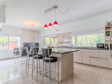 Casa en venta - 3 Dormitorios 3 Baños - 900Mts2 - La Matanza