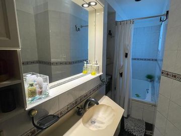 Semipiso en venta con cochera, Plaza Mitre.