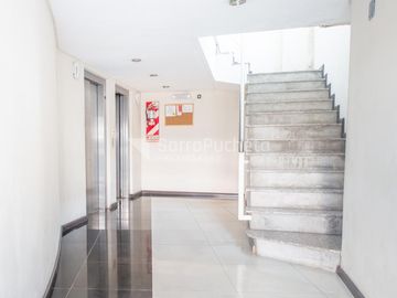 Oficina con cochera en el centro de Moron