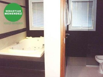 3 Dorm - Categoría - 1000Mts2 de Terreno