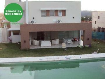 3 Dorm - Categoría - 1000Mts2 de Terreno