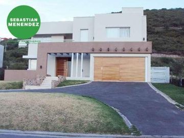 3 Dorm - Categoría - 1000Mts2 de Terreno