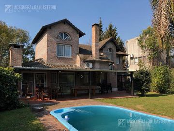 Lindísima casa clásica en Fincas de Maschwitz!