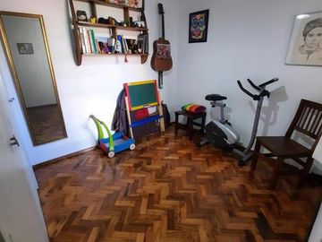 Departamento interno por escalera - 2 dormitorios - Frente a Plaza Lopez