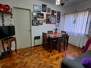 Departamento interno por escalera - 2 dormitorios - Frente a Plaza Lopez