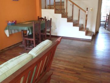 Duplex 4 ambientes, 3 dormitorios   playroom  jardín, cochera. - Olivos