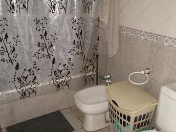 Duplex 4 ambientes, 3 dormitorios   playroom  jardín, cochera. - Olivos