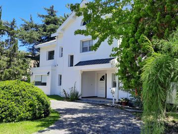 Santa Maria De Tigre | Venta | Casa de 4 dorm en terreno arbolado y opción de amarra propia!