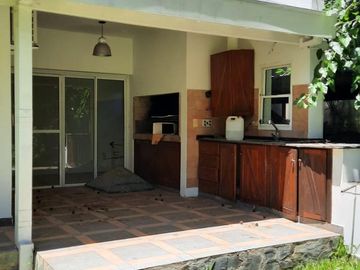 Santa Maria De Tigre | Venta | Casa de 4 dorm en terreno arbolado y opción de amarra propia!