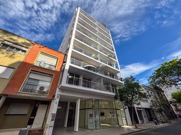 DEPARTAMENTO DE DOS DORMITORIOS VENTA PATIO EXCLUSIVO CENTRO ROSARIO