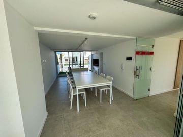 DEPARTAMENTO DE DOS DORMITORIOS VENTA PATIO EXCLUSIVO CENTRO ROSARIO