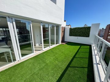 DEPARTAMENTO DE DOS DORMITORIOS VENTA PATIO EXCLUSIVO CENTRO ROSARIO