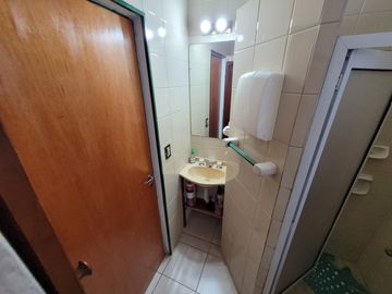 Excelente Chalet de estilo Californiano con Cochera, Patio, Quincho y Piscina.